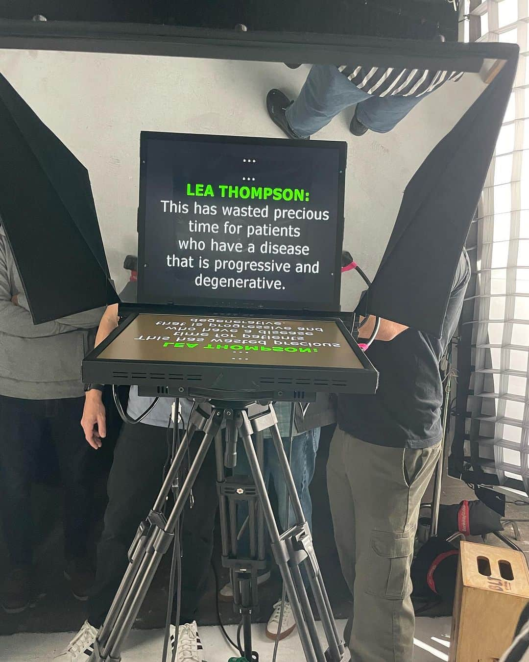 リー・トンプソンさんのインスタグラム写真 - (リー・トンプソンInstagram)「Both of my beloved exceptional big brothers have been diagnosed with Parkinson's within a few months of each other. It was such a devastating blow. We noticed that they were slowing down but never thought it could be this. But because of the efforts of so many researchers funded through @realmikejfox @teamfoxmjff foundation there are drugs and tools for an early diagnosis that has really really helped them. I am honored to have had the opportunity to shoot a psa for their gala. And ironically we all won 50k on @familyfeud for @teamfoxmjff. Thanks to the work of so many scientists,philanthropists small donors and my movie son, there is hope. Thank you Marty.」10月25日 15時24分 - lea_thompson