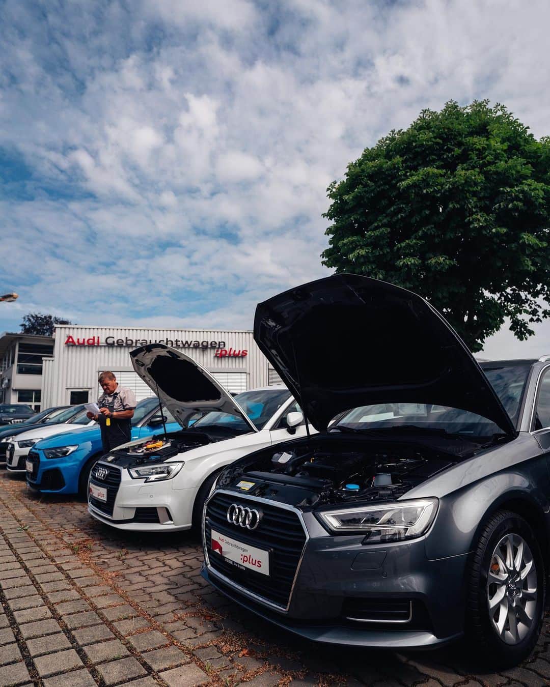 Spannende Car Line Ratingen Bild