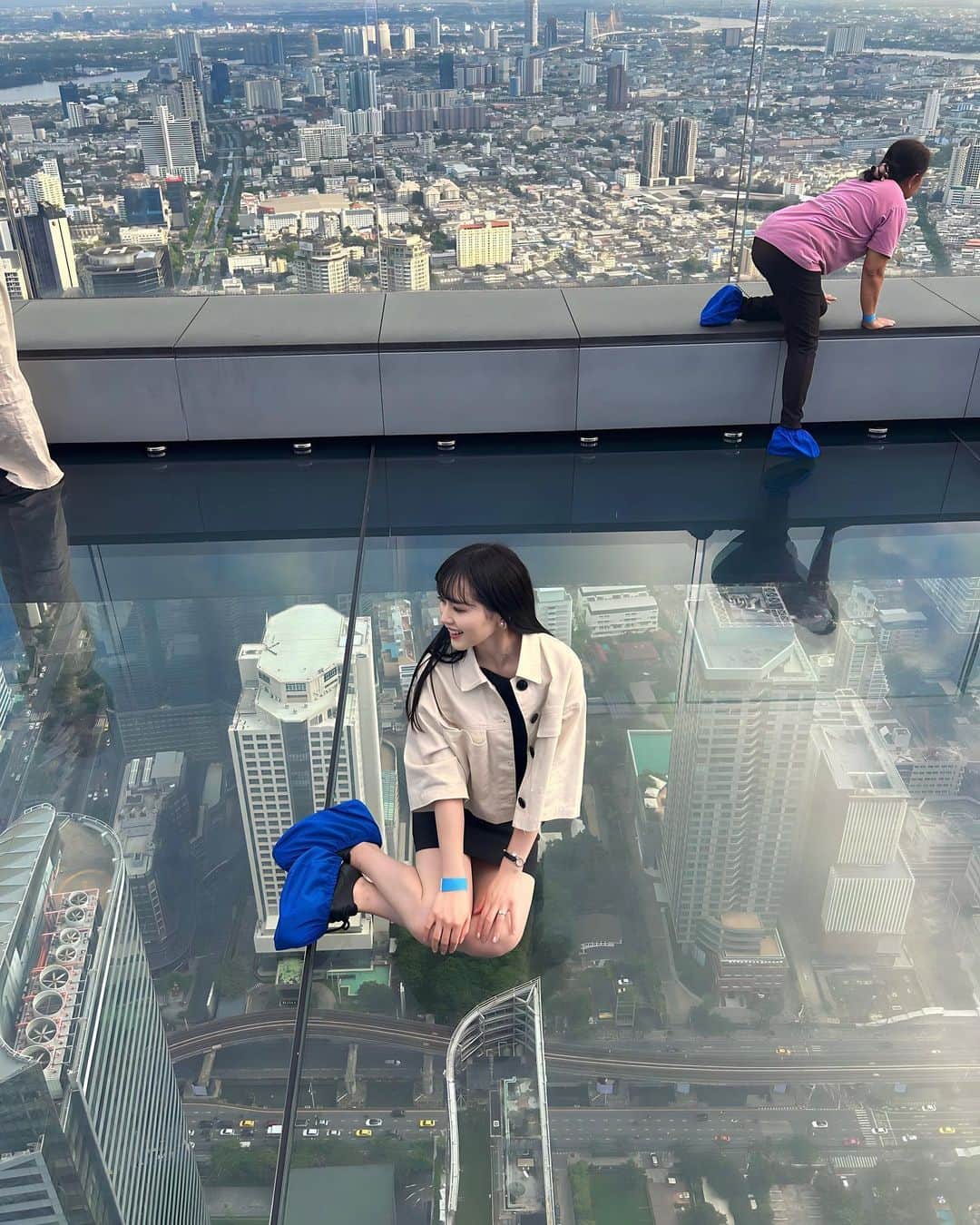 待鳥志織のインスタグラム：「マハナコーン・スカイウォーク🇹🇭 地上314メートルのガラス床は最初ヒヤッっとした..！ 屋外にバーがあったり、途中おしゃれなレストランもあって いいところだった✨ #タイ#タイ旅行#バンコク」
