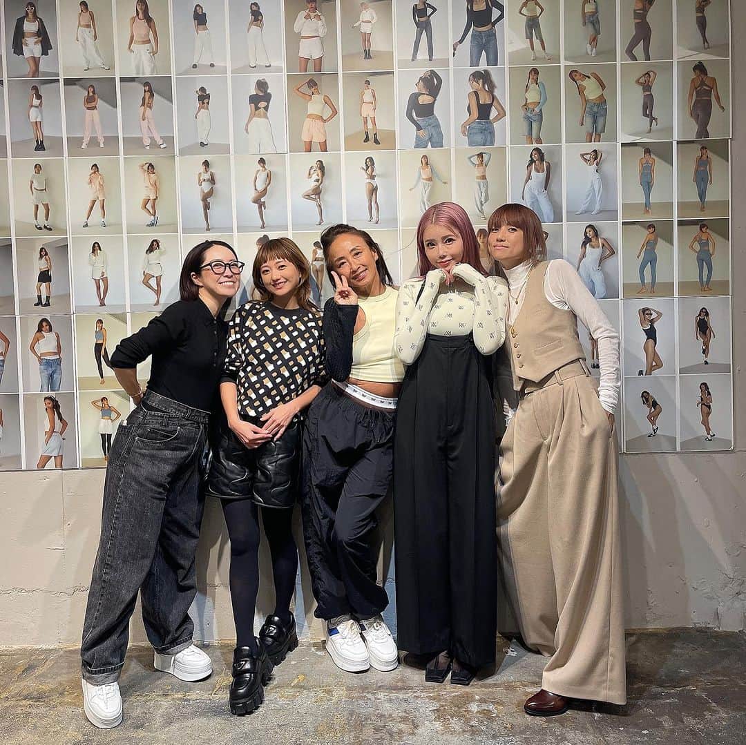 伊藤千晃のインスタグラム：「TWの展示会へ！！ @tw2021twtw  ⁡ 久々に素敵な方達に会えてHAPPYマインドいただきました😄✨ ⁡ @tsugumiw  @annasumitani  @hitomi_official  @yukari_magnese   2枚目の写真で着ているトップスに一目惚れして、オーダーしちゃった❣️ アームとタンクは別々なんだけど、 この組み合わせのカラーが可愛くて♡ ⁡ まだ冬も来てないのに春服が待ち遠しくなりました🥰 ⁡ ⁡#2024ss  #春服」