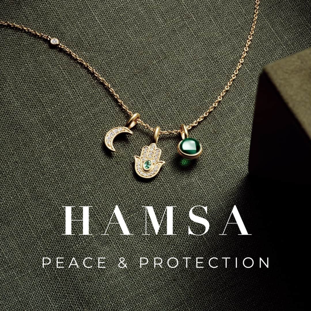 ジュリーサンドラゥのインスタグラム：「The Hamsa, a symbol of peace and protection.⁣#juliesandlau」