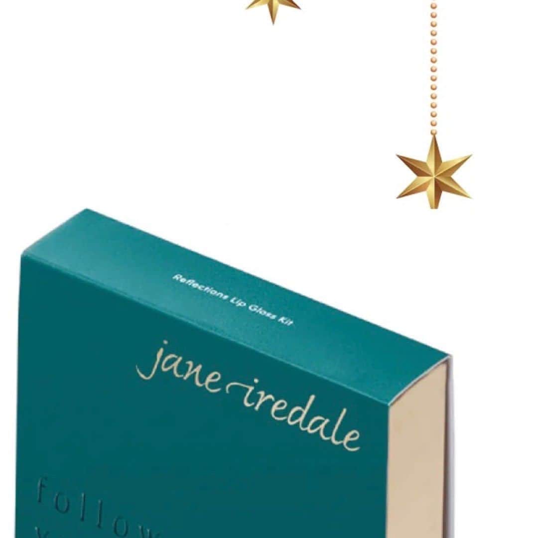 ジェーン・アイルデールのインスタグラム：「2023 HOLIDAY COLLECTION❄️ リフレクション ホリデーコレクション  数量限定　※なくなり次第終了  2 0 2 3 ホリデーシーズンに、ジェーン・アイルデールから  華やかなカラーとポジティブな言葉の贈りもの。  美しく楽しいホリデーシーズンを映し出すような、ホリデーコレクション。  華やかな気分をさらにアップしてくれるキラキラの限定アイテムには、特別なシーズンの心に響くメッセージと、インスピレーションをくれるカラーネームがついています。  ギフトにも最適なバリューセットです。  ＼キット内容／ リフレクション ホリデーコレクション フェイスパレット 1.2 g×４ 3 .1g×2 リフレクション ホリデーコレクション リップグロスキット 1.5mL×3   通常価格：13,750円（税込） → キット特別価格：11,000円（税込）   ✨商品特徴✨  特別な季節だから、２つの“リフレクション”を同時に手に入れて。 「ホリデーリフレクションキット」誕生。  ホリデーコレクションの「フェイスパレット」と「リップグロスキット」がスペシャルプライスのキットになりました。 輝いていたいこれからの季節に最強の２アイテム、ぜひ一緒に揃えてください。  自分の美しさを信じて、ピュアな心で歓びを追いかける  ホリデーシーズン、今年最高の美しさを叶えるために必須の２つの“リフレクション”。2 つのメッセージが背中を押してくれ、使い方次第でメイクアップの可能性が無限に広がります。  ジェーンアイルデールのメイクアップとスキンケア製品は、パラベン、タルク、フタル酸エステル、合成香料、遺伝子組み換え原料を使用していません。  今すぐ購入 💚 プロフィールのリンクから！ @janeiredale_japan   ーーーーーーーーーーーーーーーーーーー  #janeiredale  #ジェーンアイルデール #クリーンビューティ #スキンケアメイクアップ #ミネラルコスメ #オーガニックコスメ #ナチュラルコスメ #メイクアップアーティスト #デパコス #ナチュラルメイク #メイクアップ #ミネラルメイク #限定キット #日焼け止め#MRiBeauty #紫外線防止 #夏新作 #コスメ紹介 #メイク #makeup #ZOZOCOSME #ゾゾコスメ #コスメ #COSME #コスメ好きさんと繋がりたい #メイクアップ #ZOZOTOWN #ゾゾタウン #美肌成分 #crueltyfree #beauty」