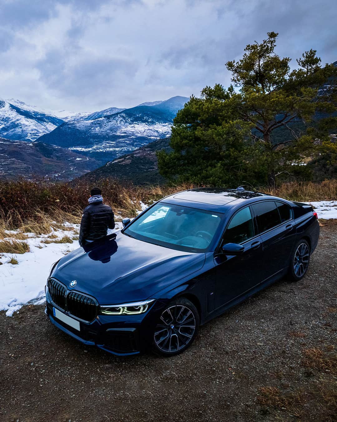 のインスタグラム：「We all have that spot. That one place where we can go for a drive, relax, and feel the purest joy. Thanks to ron.ruzal for sharing theirs. #BMWRepost  The 2020 BMW 7 Series.  #7Series #THE7 #BMW」