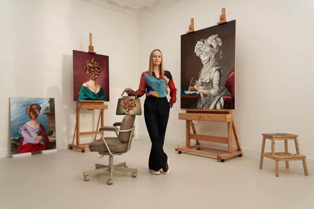 のインスタグラム：「Ewa Juszkiewicz (@ewa_juszkiewicz) has created a limited-edition version of the Louis Vuitton (@louisvuitton) Capucines bag featuring her 2021 painting “Ginger Locks.” Juszkiewicz was one of five artists who collaborated with the fashion house for the fifth edition of its Artycapucines Collection, which includes reinterpretations of its iconic Capucines bag. She said: “I wanted the bag to reflect the essence and character of my paintings. By combining various techniques and materials, like the hand-dyed leather and multilayered printing, the final effect is beautiful and sophisticated.”  Gagosian is presenting an exhibition of new paintings by the artist, titled "In a Shady Valley, Near a Running Water," opening the gallery at Beverly Hills on November 3. This will be Juszkiewicz’s first solo exhibition in California. Follow the link in our bio to learn more.  __________ #EwaJuszkiewicz #Gagosian  Ewa Juszkiewicz with her Artycapucine bag in her studio, Warsaw, Poland, 2023. Photos: Jan Kriwol (@jankriwol)」