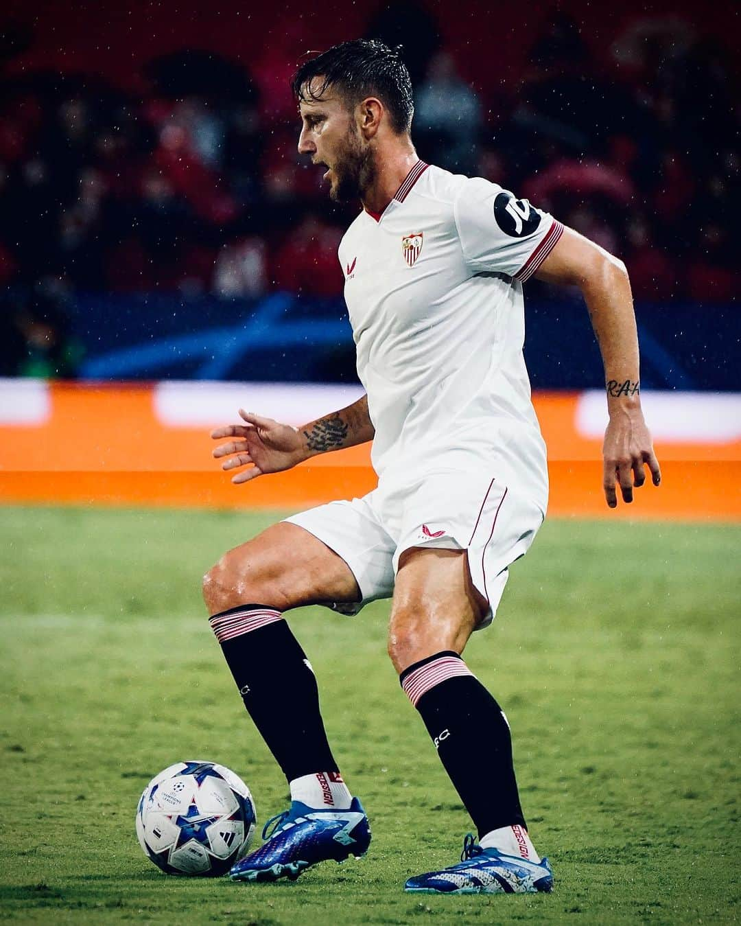 イヴァン・ラキティッチさんのインスタグラム写真 - (イヴァン・ラキティッチInstagram)「♥️🤍🙏🏼  #sevillafc #rakitic  #championsleague  #wearesevilla #UCL」10月25日 6時52分 - ivanrakitic