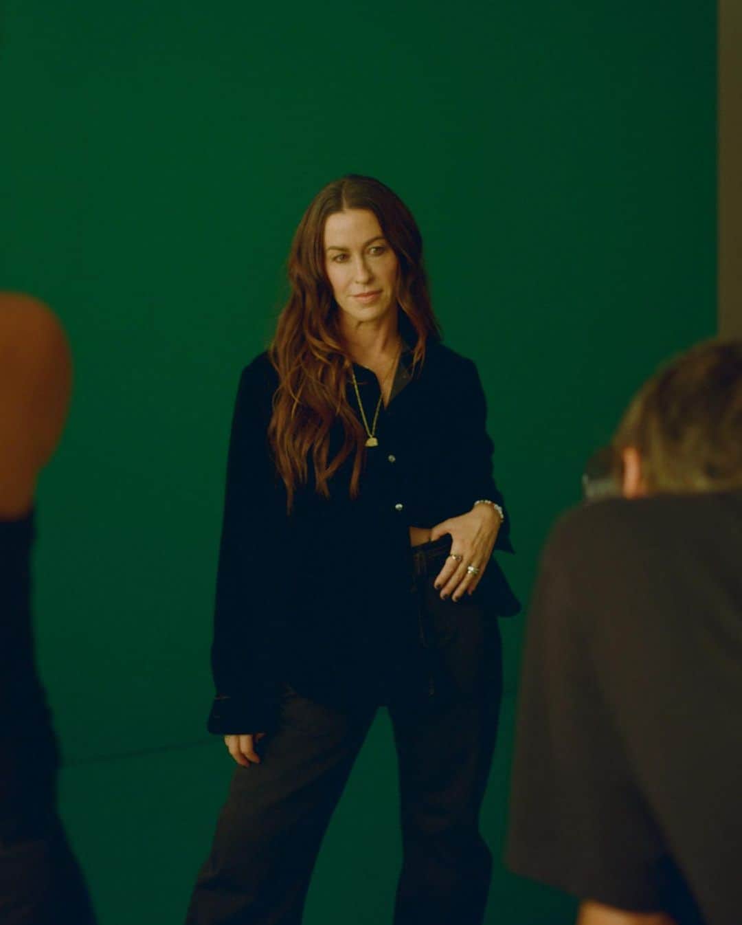 GAPのインスタグラム：「Alanis Morrisette in the Boyfriend Shirt and our men’s ’90s Loose Jeans.   Shop the look in stories and at gap.com.」