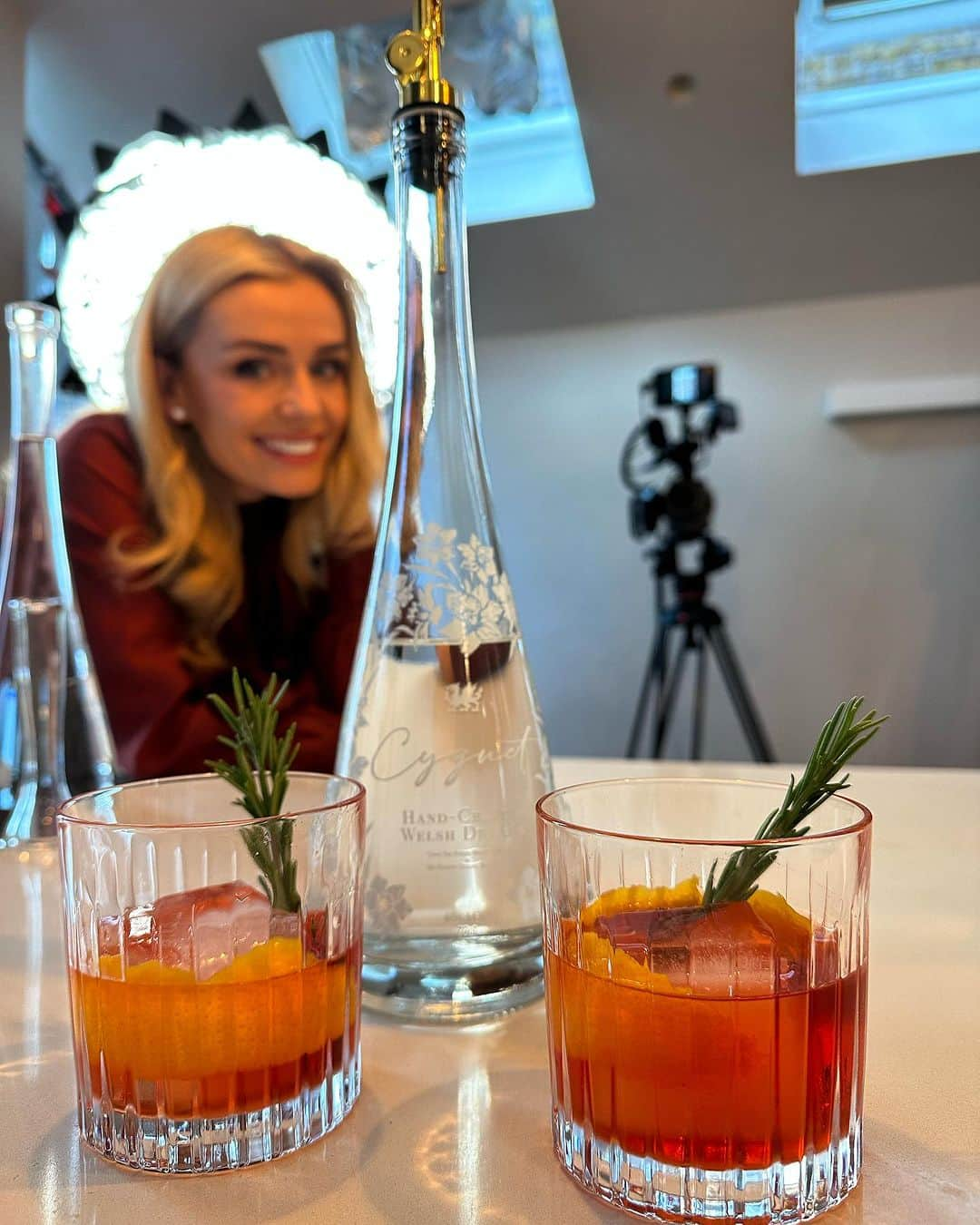 キャサリン・ジェンキンスのインスタグラム：「A long but fun & fabulous day on the @cygnet_gin set. @tvsandyclarke & I will be bringing you some new cocktail recipes to try at home very soon! #Gin #ginlovers #negroni #Wales #ad #ownbrand #cocktails」