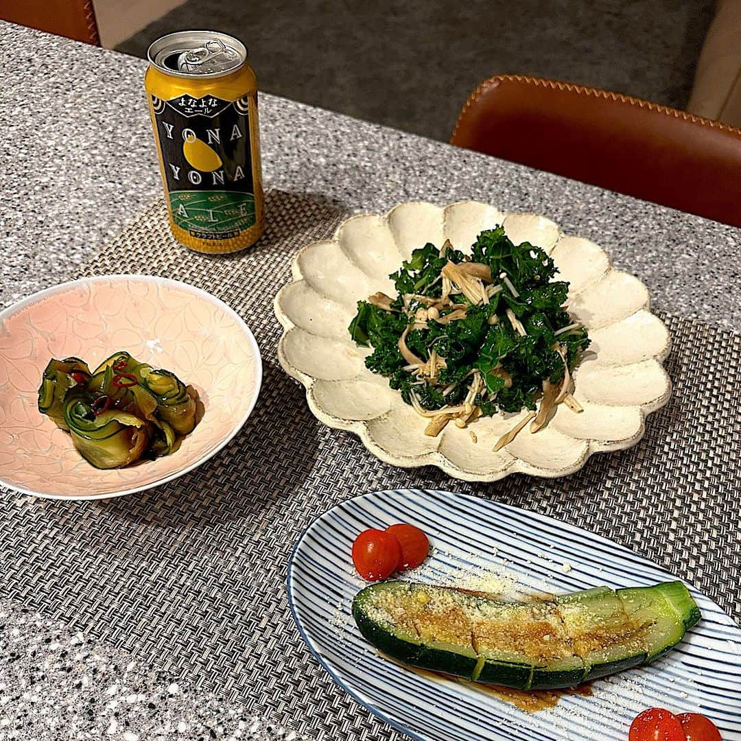 原史奈のインスタグラム：「お家にある野菜で食べたいもの作ったら緑だらけになっちゃった🥬🥒 緑のお野菜大好き❤ サラダでばかり食べていたケール 最近はシーチキンと炒めたりウインナーと炒めたり 火を通すのに最近ハマってます😋 #おうちご飯 #野菜大好き #ケール #きゅうり #ズッキーニ #緑の野菜 #よなよなエール  #原史奈  #ゴルフ #ゴルフレッスン #ゴルフ練習 #ゴルフ女子 #ゴルフ大好き #golf #ゴルフウエア #ゴルフコーデ #ゴルフグッズ #ゴルフ動画 #ping #g410 #callaway #paradym #paradymmaxfast #even #archivio #アルチビオ #resurrection #eyevol #cuartounited #instagolf」