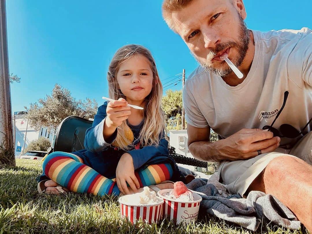 Rodrigo Hilbertのインスタグラム：「Depois de um dia inteiro brincando, o sorvete foi liberado 🍦 Amor, não comemos muito Kkk ♥️  #sorvete #parque」