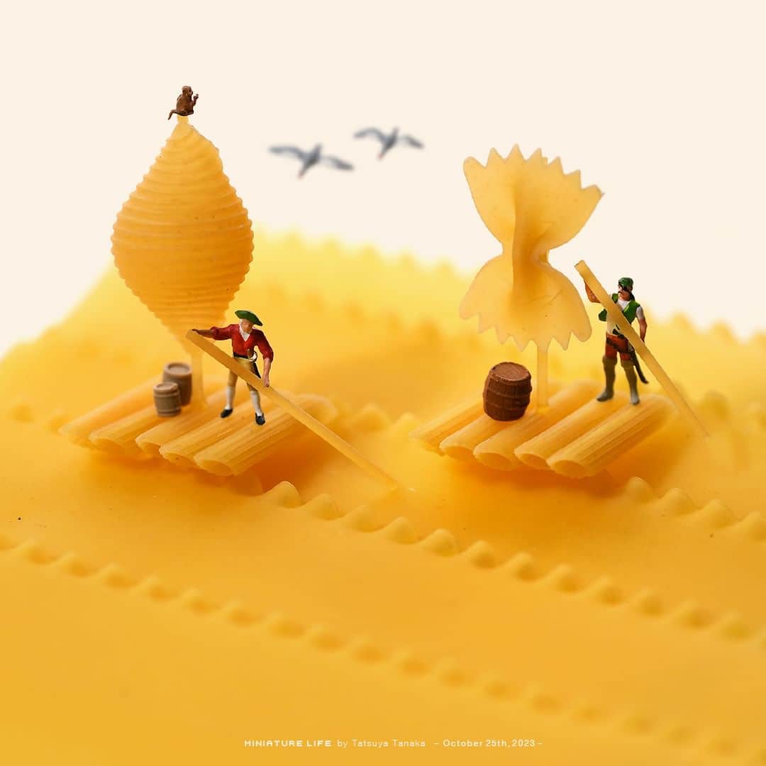 田中達也のインスタグラム：「“Pasta Raft” ⠀ ⠀ パスタをイカダきます！ ⠀ ⠀ 今日は #世界パスタの日 です。 Today is #WorldPastaDay ⠀ ─────────────────── 《EXHIBITION info》 ⠀ 【ミニチュアライフ 神戸エアポート】 MINIATURE LIFE × KOBE AIRPORT」