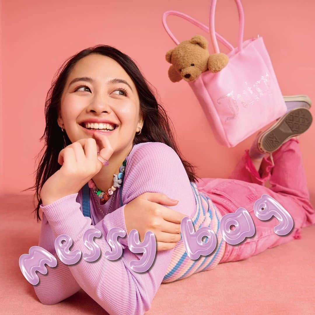 有華(ゆか) さんのインスタグラム写真 - (有華(ゆか) Instagram)「Major 1st full album「messy bag」released🧸🌈🩷✨ . 散らかったカバンの中から物を取り出す時 お目当てのリップとか財布を取り出せる時もあれば いつの間にか入ってた飴ちゃんとか 街で配ってたポケットティッシュに救われる事もあって。 このアルバムの曲たちが常に側にいながら ここぞという時に救えるそんな1枚になればと思って 「messy bag」と名付けました🛍️ . 音楽活動を始めて10年。 やっとやっとのファーストフルアルバム。 支えてくれた友達や家族、有華チーム ファンのみんながいたからここまで来れたよ。 心からありがとう。そして、 諦めなかった自分にも、よく頑張ったね。 . まだまだ私の第二章は始まったばっかり！ たっっっくさん愛してもらえる1枚になりますように💿🩷 .  ARTDIRECTION @littlesunnybiteyoppy  PHOTOGRAPHAR @akirahonda  STYLIST @eieioieie  HAIR + MAKE @akikohachinohe  #有華」10月25日 7時00分 - yuka__song