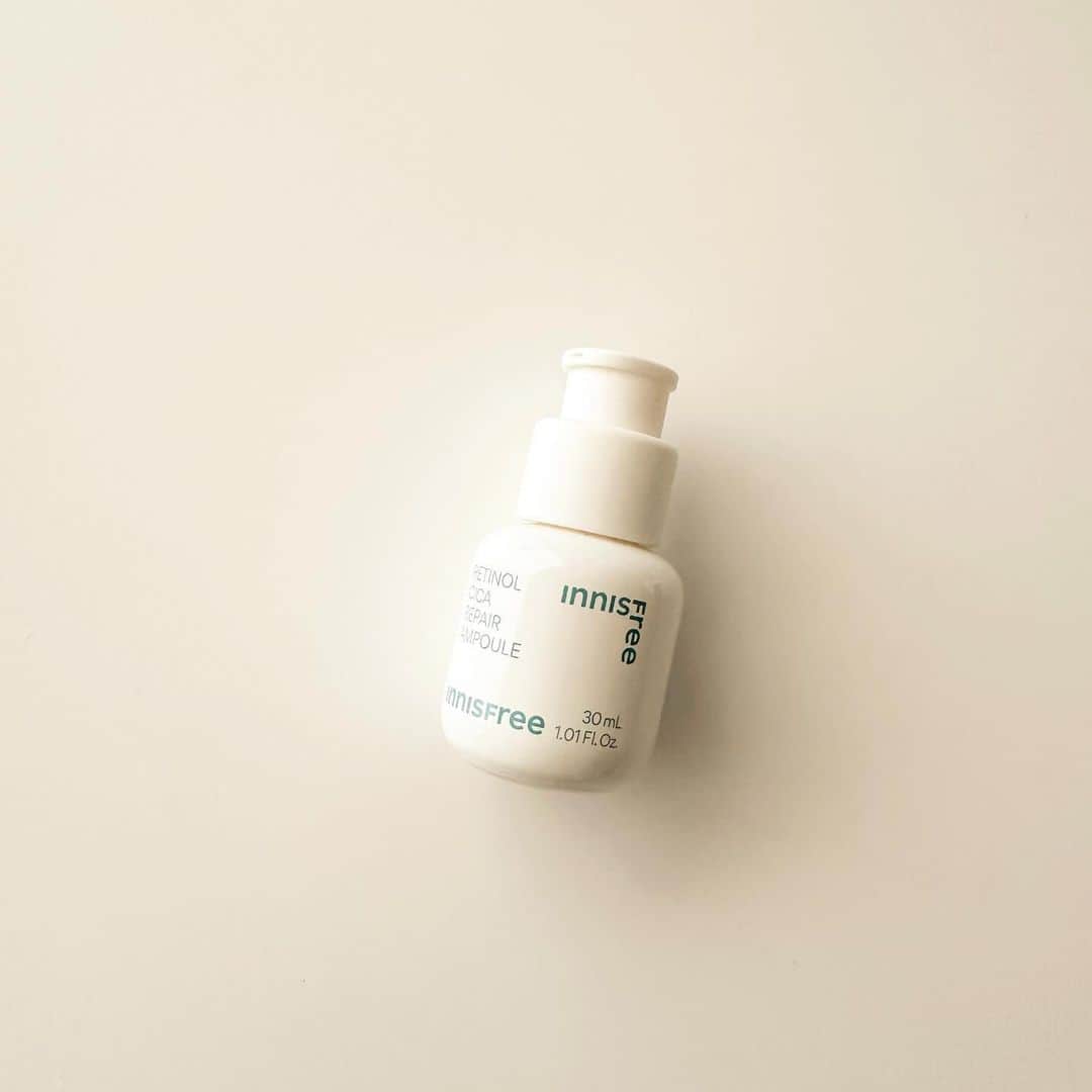 のインスタグラム：「Innisfree @innisfreejapan さんのレチノール シカ リペア セラム🤩 洗顔後に使える肌トラブル*1のアルゴリズムを断ち切る処方のレチノール美容液導入液です✨ 純粋レチノール(整肌成分)で過剰な皮脂分泌を抑制/角質/毛穴/肌のキメにアプローチ🤍 髪の毛直径の1/1000より小さいリポソームシカ*2で保湿成分やCICAがうるおいを効果的に肌へと届けます🥹👏 トロッとしているけどベタつかない！ 無添加で低刺激処方なので安心して使えますよ✌️ リブランディングに伴い、ヘルシーでクリーンなパッケージも素敵です💕  ⁡*1 乾燥による肌荒れ　*2ヒアルロン酸、セラミドNP、アシアチコシド、マデカシン酸、アシアチン酸 (全て保湿成分)   ⁡⁡#PR #innisfreejapan #イニスフリー #レチノールシカリペアセラム #レチノール #韓国コスメ #ベスコス #ベストコスメ」