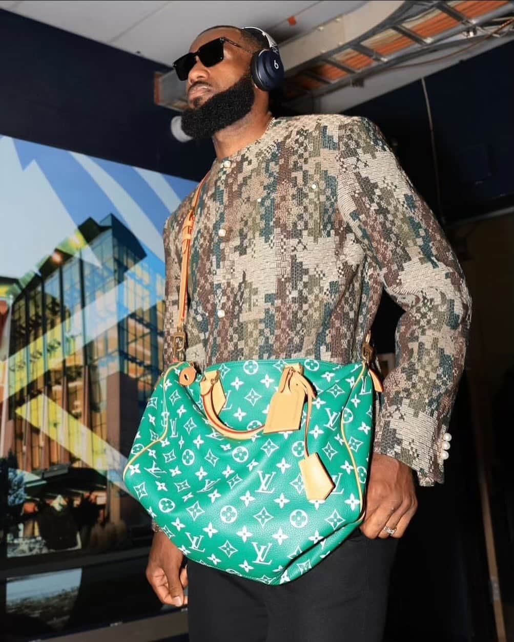 レブロン・ジェームズのインスタグラム：「LOUIS VUITTON MEN-Spring-Summer 2024 👑 HERE!! Hello World 🗣️🗣️🗣️🙏🏾😁」