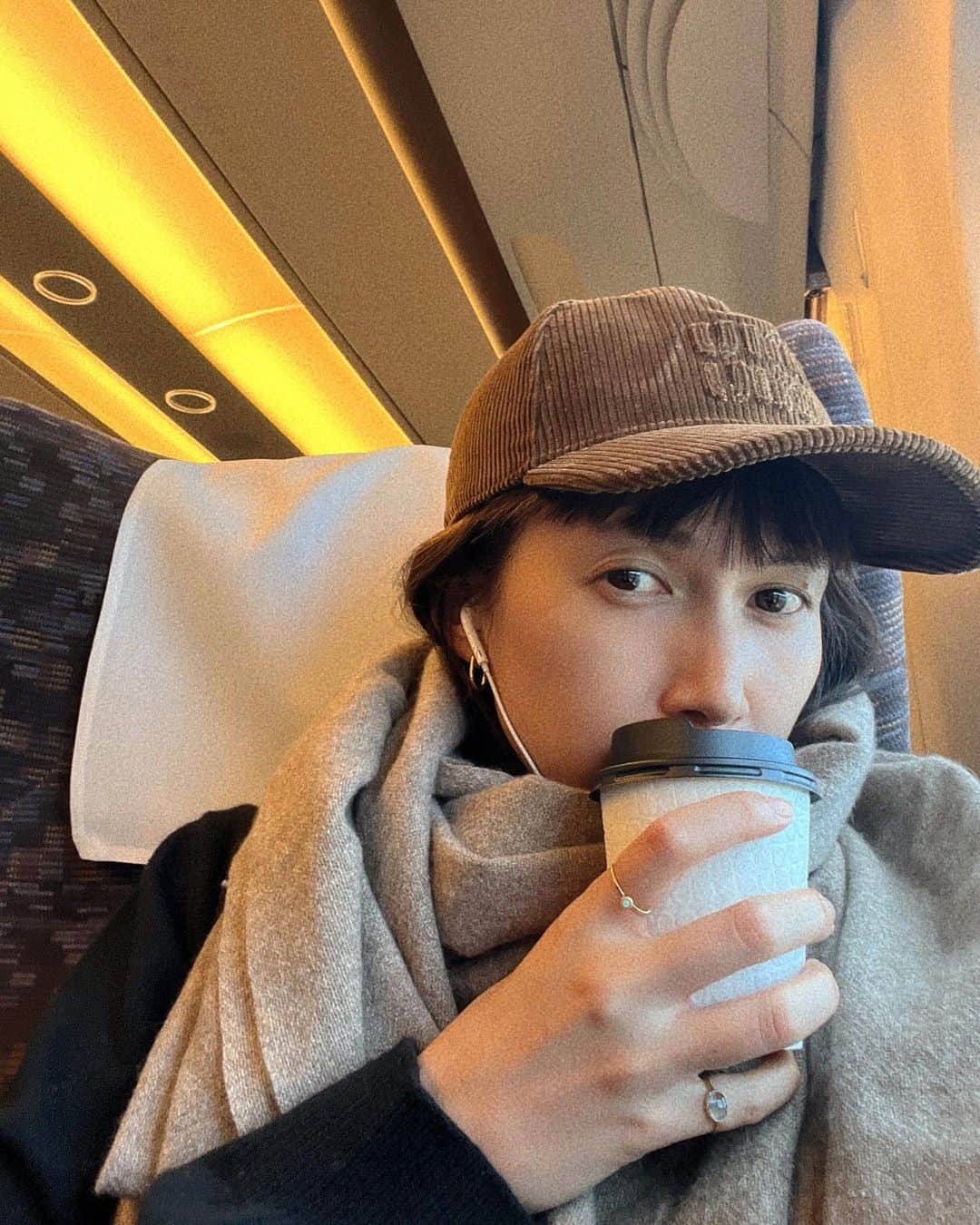 kazumiのインスタグラム：「撮影で神戸へ〜。 今月末で車内販売が終わっちゃうから 最後に☕️ 新幹線で食べるアイスとか Au Bon Vieux Temps のクッキーとか 美味しかったなぁ🍪 ありがとう！車内販売♡  今日はAirPodsを忘れて 慌ててコンビニでイヤホンゲット😂  朝急いでいるとだいたい何か忘れてしまう🫠 #新幹線#車内販売#kazumi#神戸#出張」