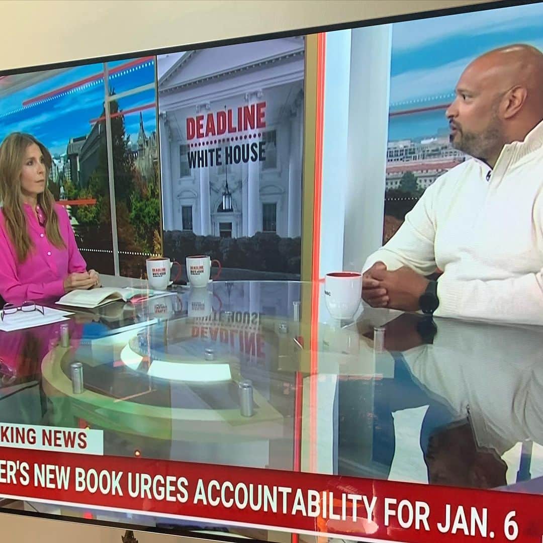 サンドラ・バーンハードのインスタグラム：「Thank you #nicolewallis for your brilliant interview with a true American hero #HarryDunn discussing his new book Standing My Ground covering his traumatic day as a Capitol Police Officer Jan 6 a great man allowing his vulnerabilities to shine through」