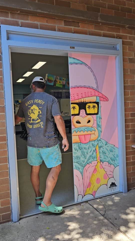 MULGAのインスタグラム：「Classroom door glow ups for the kids at Malabar Public School 🤙🦍🤙⁣ ⁣ #mulgatheartist #mural #muralart #muralartist #australianstreetart #australianart #art #painting #muralvideo #ArtisticExpressions #schoolmural #gorillaart #gorilla #mulgakongz #doormural #doorart #surfart #schoolmurals #murals」