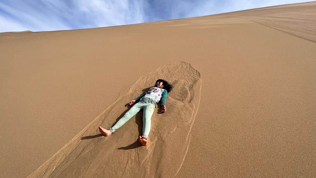 榎戸教子さんのインスタグラム写真 - (榎戸教子Instagram)「【ナミビア】 ナミビアのナミブ砂漠が大西洋と出会う場所、 サンドイッチ・ハーバー。 内陸から続くナミブ砂漠が そのまま海へと流れ込んでいます。  風が吹けばキラキラと舞う 細かくサラサラの砂。 砂丘を裸足になって歩きました。  四駆を運転してくれなお姉さんがかっこよかった！ 砂漠でのピクニックランチも最高でした。  過去の投稿が続きます。  #namibia #trip #desert  #sandwichharbour #worldtraveler #park #砂漠」10月25日 7時09分 - noriko_enokido