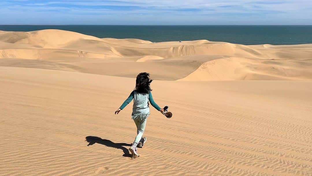 榎戸教子さんのインスタグラム写真 - (榎戸教子Instagram)「【ナミビア】 ナミビアのナミブ砂漠が大西洋と出会う場所、 サンドイッチ・ハーバー。 内陸から続くナミブ砂漠が そのまま海へと流れ込んでいます。  風が吹けばキラキラと舞う 細かくサラサラの砂。 砂丘を裸足になって歩きました。  四駆を運転してくれなお姉さんがかっこよかった！ 砂漠でのピクニックランチも最高でした。  過去の投稿が続きます。  #namibia #trip #desert  #sandwichharbour #worldtraveler #park #砂漠」10月25日 7時09分 - noriko_enokido