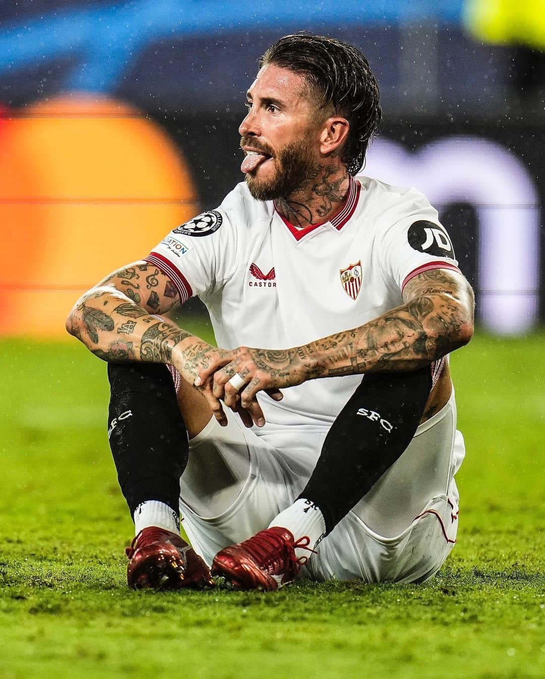 セルヒオ・ラモスのインスタグラム：「Una derrota que duele, pero esto no acaba aquí. Quedan tres partidos y nos dejaremos el alma y el corazón.  A defeat that hurts, but it doesn't end here. There are three games left and we will play with our heart and soul.」
