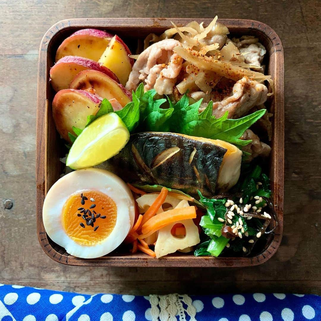 aya*** のインスタグラム：「⁡ 2023.10.25 Wednesday ⁡ おはようございます☀️ ⁡ #今日のお弁当 🍱 ○豚こまと牛蒡のしぐれ煮 ○焼き塩鯖 ○味玉 ○小松菜の塩昆布ナムル ○レンコンの塩きんぴら ○さつまいもとハムのソテー ○白米＋玄米 ⁡ ⁡ 昨日は娘の前撮りでした。 諸事情で延期になっとったんやけど、 逆に延期になって良かったと思えるくらいのロケ日和☀️ 2人とも楽しそうで幸せそうで 桂由美さんの色打掛がよぉ似合っとって綺麗やったな〜(親バカ笑) ⁡ #おうちごはん#お弁当作り#フーディーテーブル#ごはん#おうちごはんlover#お弁当 #お弁当記録#お昼ごはん#昼ごはん #常備菜#作り置き#おべんとう#弁当#わっぱ#暮らし#一人暮らし#ごはん記録#ひとりごはん#料理#料理記録#日常#oben365#IGersJP#Japanesefood#foodpic#aya_ayaOben#lunchbox」