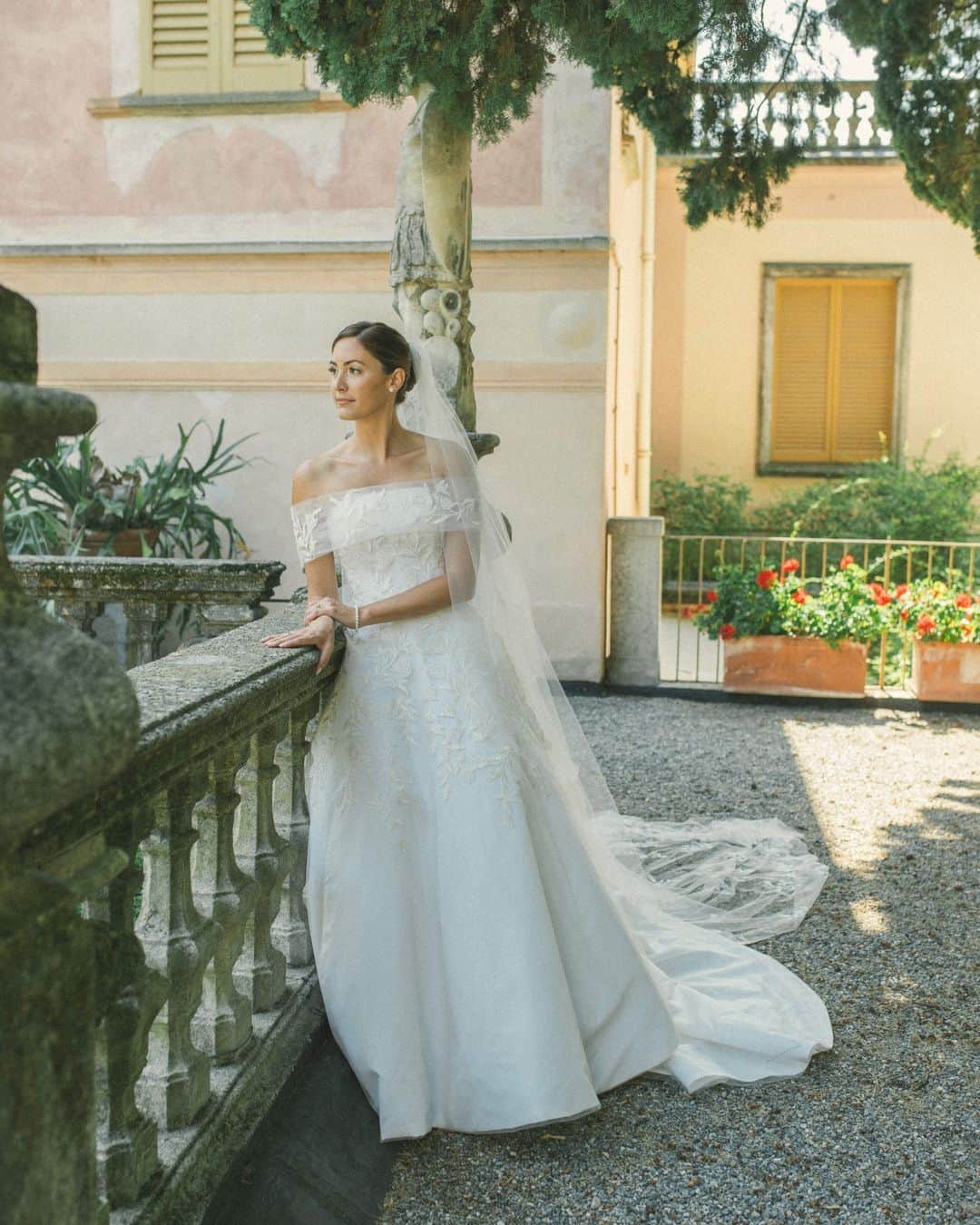 Vogue Australiaさんのインスタグラム写真 - (Vogue AustraliaInstagram)「Interior designer @SamanthaWareDesigns had a crystal clear vision of how she wanted her wedding weekend by #LakeComo to look, and feel. “I’m American, and my husband Christopher is English,” she says to #Vogue, “so we automatically had an international crowd. Since I love all things historic, I knew I wanted the venue to have some Old World charm—we thought, what better place than Italy?” At the link in bio, take a closer look at her @CarolinaHerrera gown—and the beautiful villa she chose.   📷 @LaDichosa」10月25日 7時13分 - vogueaustralia