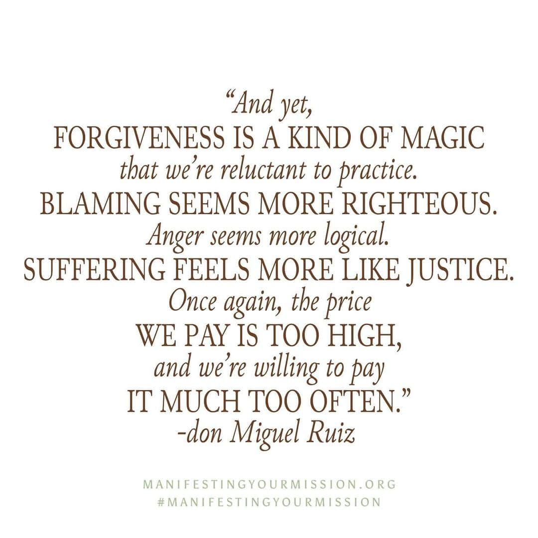 ブリアンナ・ブラウンのインスタグラム：「I 🤎 this quote and here is why…  For so many reasons I feel this quote is timely. If you are struggling with forgiveness or forgiveness of self I recommend Colin Tipping’s Radical Forgiveness.   We are in an upside down time where wrong can be said is right and right can be viewed as wrong.   Sending big love and thank you Don Miguel Ruiz for once again sharing your wisdom. @donmiguelruiz   Btw his books are worth reading too! 🙏🏽🤎」