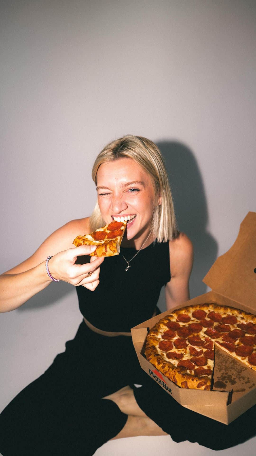 Pizza Hutのインスタグラム：「um did i just girl boss while girl mathing pizza hut’s new $7 deal lovers menu items? yes i did ur welcome #PizzaHut_Partner @pizzahut」