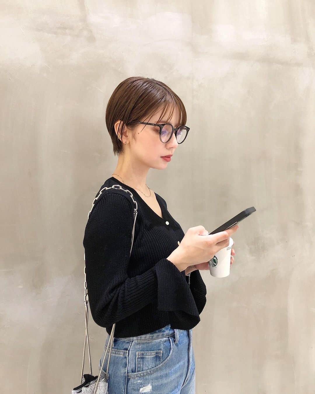 のインスタグラム：「． ひさしぶりの👓 @loar.japan  コーデがシンプルな時に👓いいね☻ ． #PR #LOAR #伊達メガネ #メガネ #code #ootd #30代コーデ #30代ファッション  #ママコーデ #ママファッション #大人コーデ #outfit #大阪ママ #関西ママ #男の子ママ」
