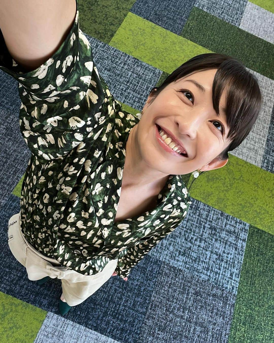 小野真弓のインスタグラム：「おはようございます😆 最近、グリーンづいてるおかーさんです🫛🌿🐛🙋‍♀️  フジテレビからの上層階からの景色がキレイ🌉✨ 普段、楽屋がある階からは景色はあまり見えないので、、 上層階に行く時はワクワクします😍✨  冷えてきて みんなべったりさん☺️♨️ 🦝🐏🐯🐯💞  🐈‍⬛🐻‍❄️ くーちゃん&マリ様も、 いつか、べったりくっつく安心感に 目覚めてくれたらいいにゃあ☺️🫶 人の手が温かい事は、覚えてくれてると思うので 少しづつね☺️♨️  今日も、自分のペースで😊 良い一日を( ´ ▽ ` )🍀  #お仕事かーさん #フジテレビ#レインボーブリッジ #ハーフアップ　#マリ様スニーカー#勝手に命名#猫グッズ #犬と猫のいる暮らし#犬猫日記  💄 帰り際に頭を触って、三つ編みに気づく😂✨ 鏡が近くに無いので写真で確認👀 メイクさん、後ろをこんなに可愛くして下さってたとは✨  自分の姿に無頓着すぎる近頃を反省して、、 見直そうと、最近心掛けています😂🙋‍♀️  宣言しないとすぐ忘れるので😂 ここに📝😂 (￣▽￣)」