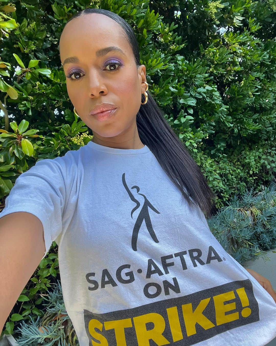 ケリー・ワシントンのインスタグラム：「Thinking of all my @sagaftra brothers and sisters with love, admiration, and gratitude as our negotiating committee heads back to the bargaining table today. Sending prayers for fruitful and productive negotiations and for a fair deal! #SAGAftraStrong #Power2Performers 🙏🏾✊🏾」