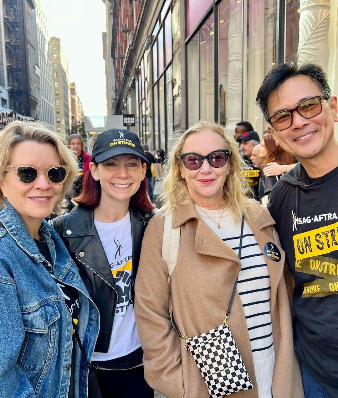 キャリー・プレストンさんのインスタグラム写真 - (キャリー・プレストンInstagram)「Friends all fighting for a fair contract now 🤝   #sagaftra #sagaftrastrike」10月25日 7時17分 - carriepreston