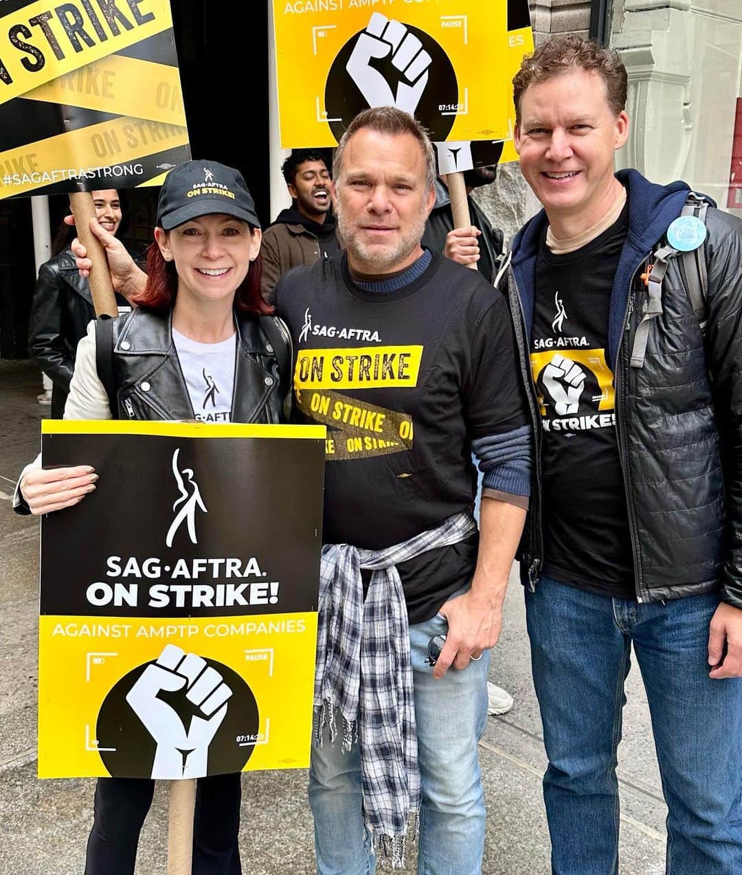 キャリー・プレストンのインスタグラム：「Friends all fighting for a fair contract now 🤝   #sagaftra #sagaftrastrike」