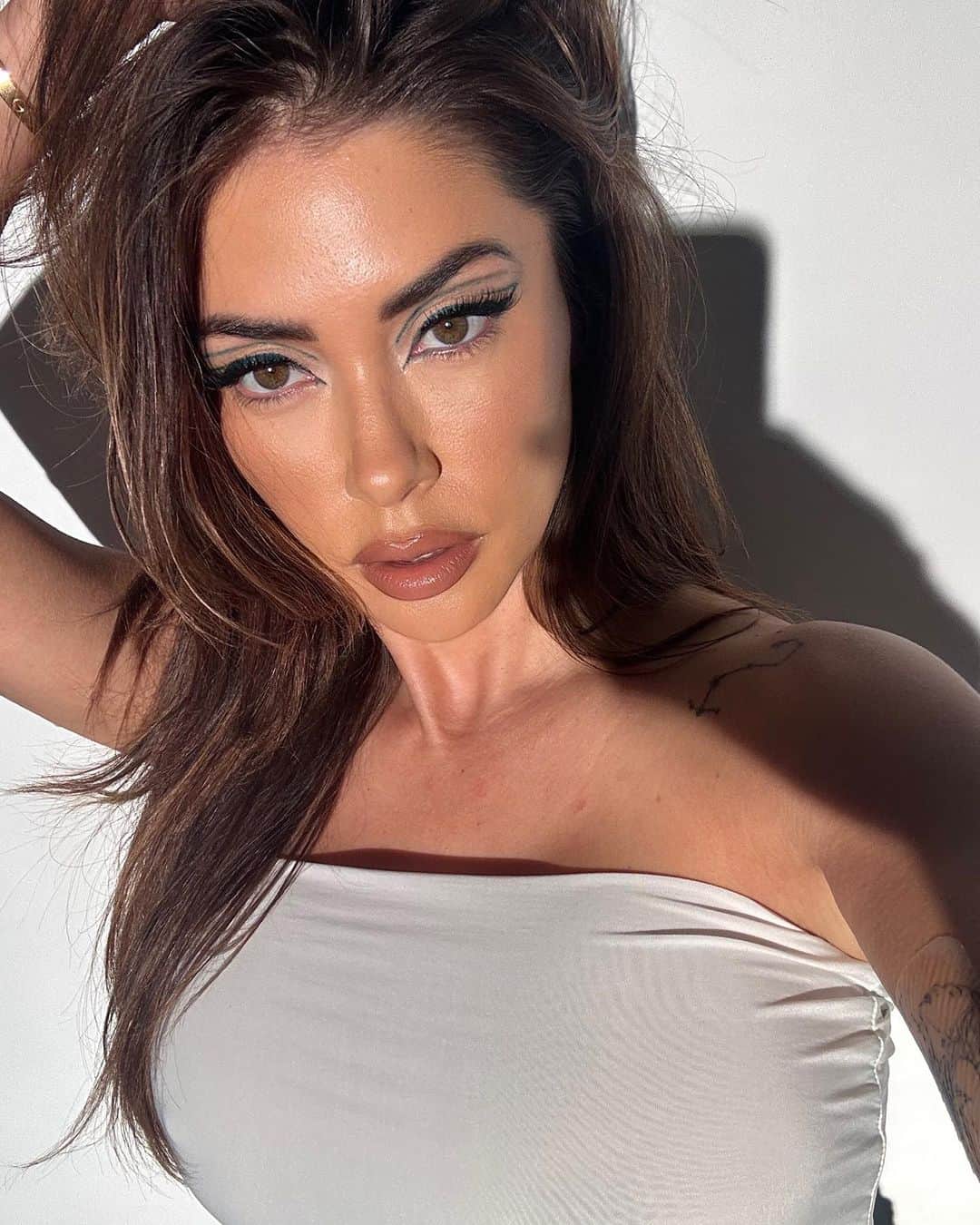 アリアニー・セレステのインスタグラム：「The eyes chico, they never lie. 👻👀  - glam by @sheena_zar」