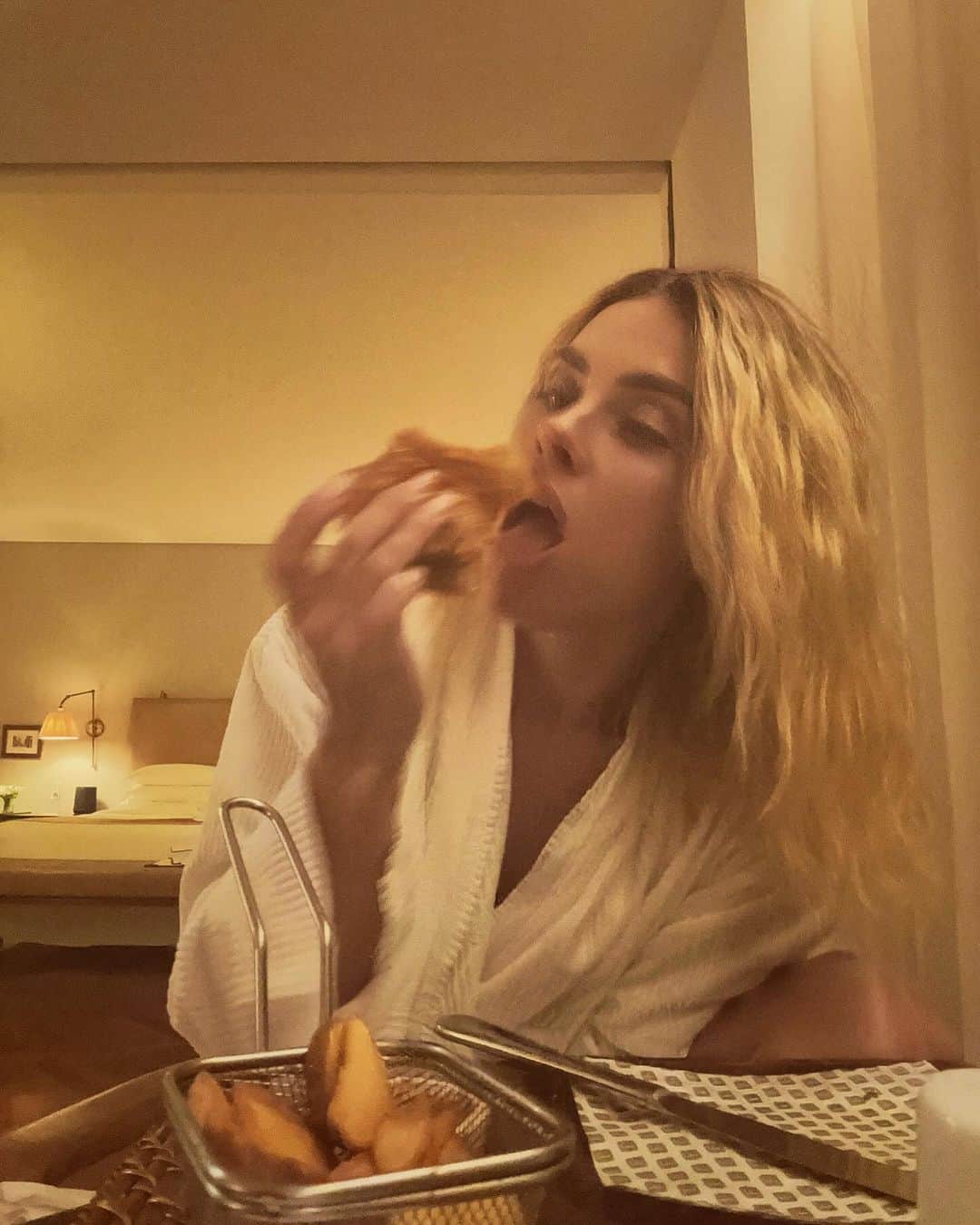 カロライナディークマンさんのインスタグラム写真 - (カロライナディークマンInstagram)「ei, psiu… vai um hambúrguer  com fritas aí???」10月25日 7時21分 - loracarola