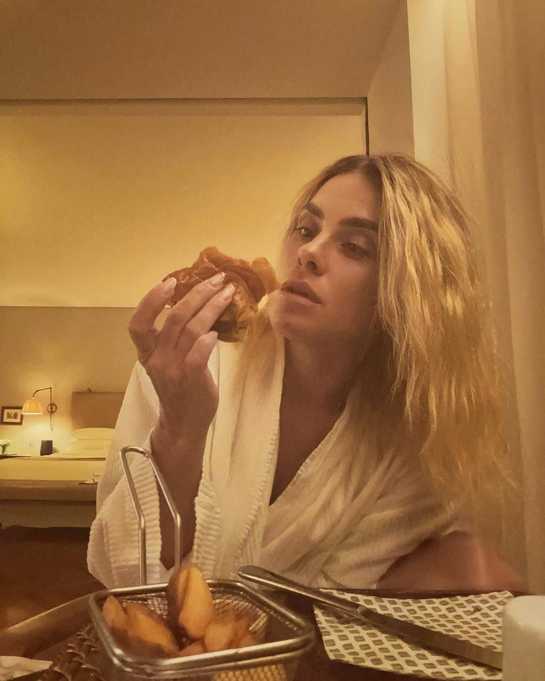 カロライナディークマンさんのインスタグラム写真 - (カロライナディークマンInstagram)「ei, psiu… vai um hambúrguer  com fritas aí???」10月25日 7時21分 - loracarola