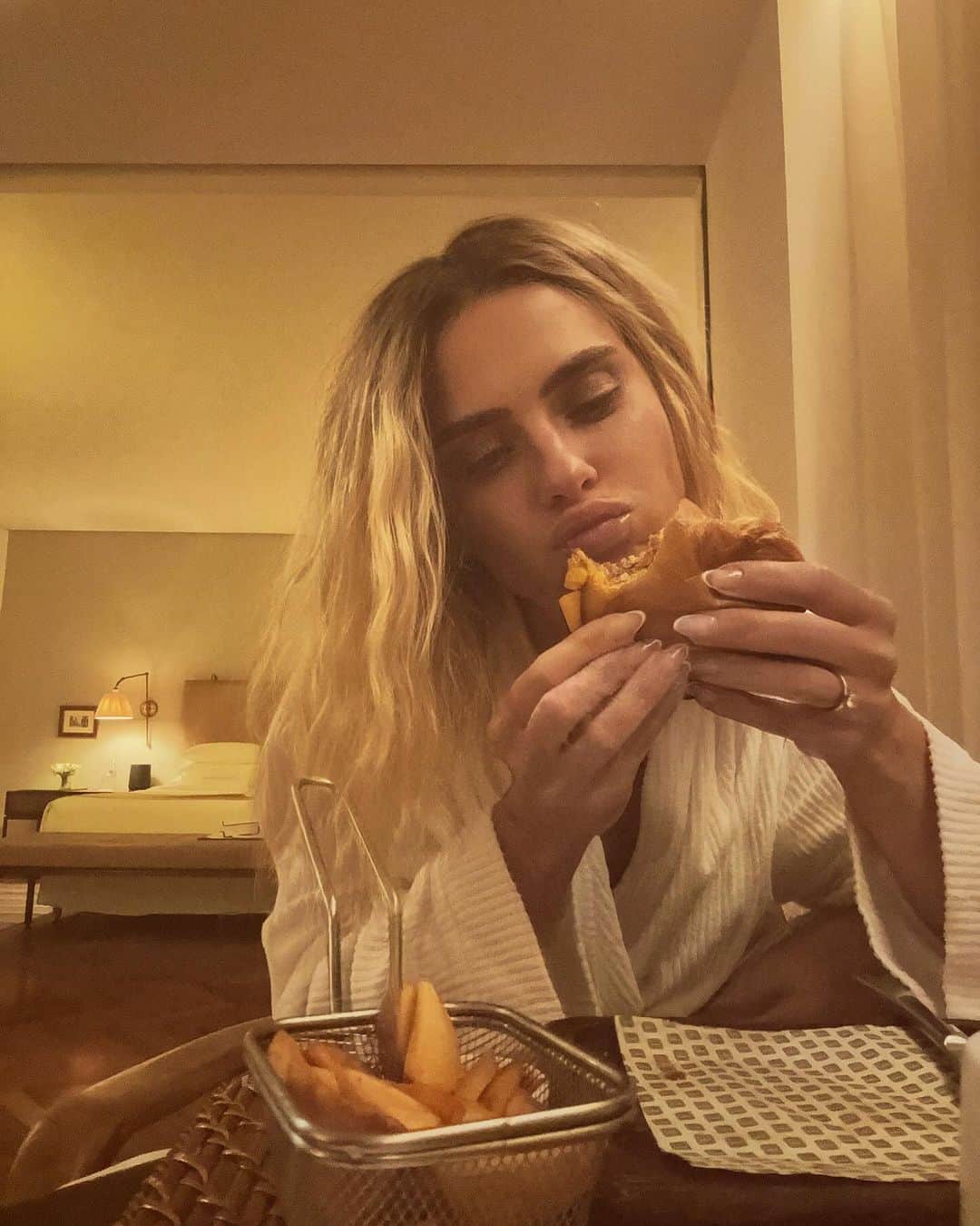 カロライナディークマンさんのインスタグラム写真 - (カロライナディークマンInstagram)「ei, psiu… vai um hambúrguer  com fritas aí???」10月25日 7時21分 - loracarola