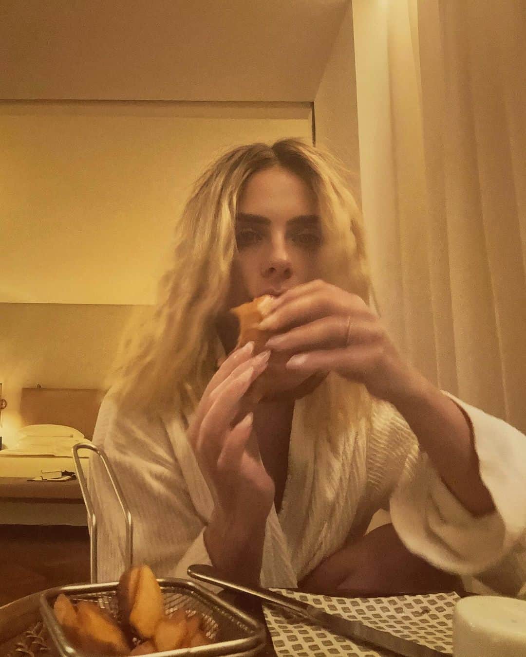 カロライナディークマンさんのインスタグラム写真 - (カロライナディークマンInstagram)「ei, psiu… vai um hambúrguer  com fritas aí???」10月25日 7時21分 - loracarola