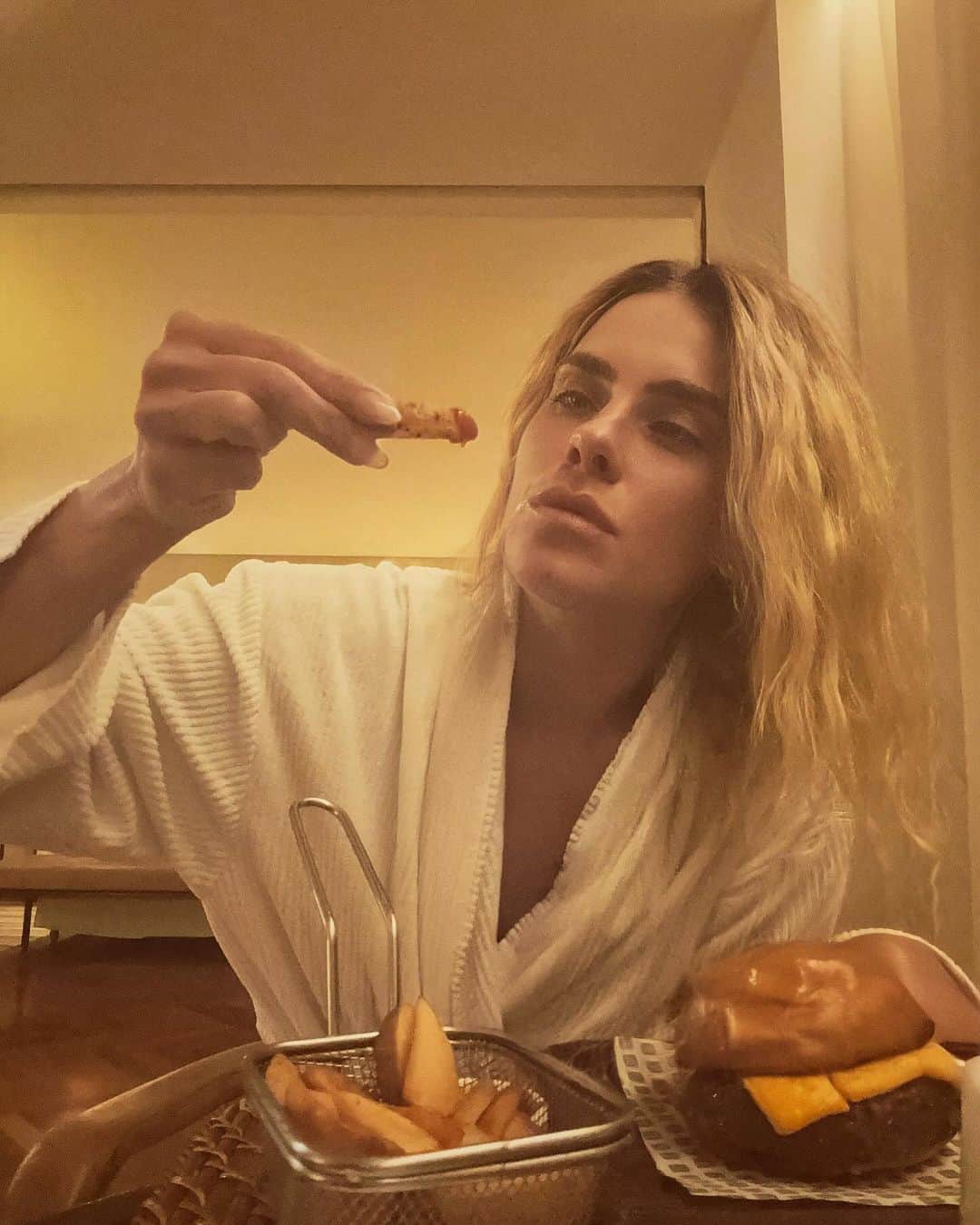 カロライナディークマンさんのインスタグラム写真 - (カロライナディークマンInstagram)「ei, psiu… vai um hambúrguer  com fritas aí???」10月25日 7時21分 - loracarola