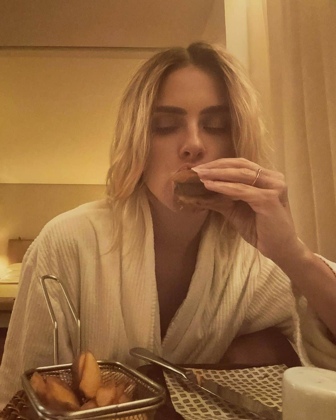 カロライナディークマンさんのインスタグラム写真 - (カロライナディークマンInstagram)「ei, psiu… vai um hambúrguer  com fritas aí???」10月25日 7時21分 - loracarola