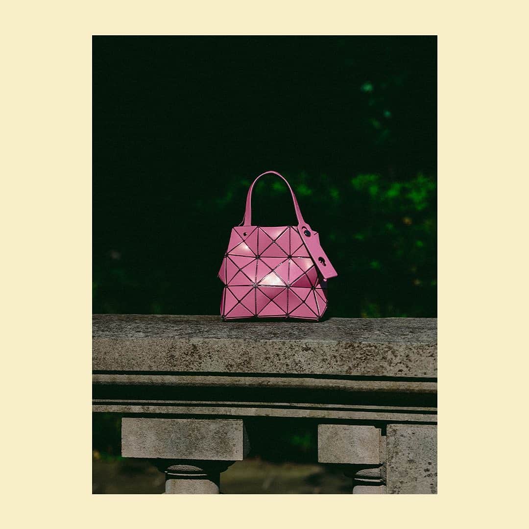 Bergdorf Goodmanのインスタグラム：「PERFECT GEOMETRY 💕 @baobaoisseymiyake_official ‘s Carat bag lends your look a new angle.」
