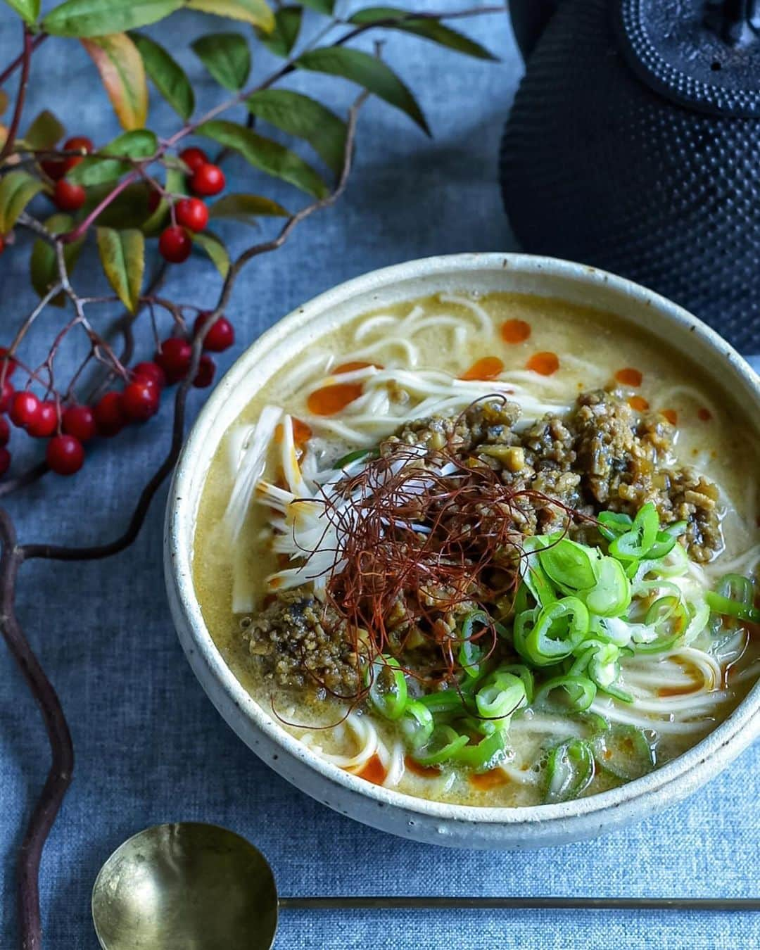 ハニャコのインスタグラム：「だんだん寒くなってきて 温かいスープや麺が恋しい季節ですね𓂃  楽天のお仕事で はちきん和風生姜だしパックを使った 胡麻豆乳担々麺を作ってみました𓂃  #レシピあり  生姜のチカラで魚由来の生臭さを軽減し、素材本来のうま味を最大限に引き出したこちらのだしパックで作る担々麺は 最高に美味しくて身体も温まります！  ぜひお試しください♪  【材料】  冷や麦か素麺などのお好みの麺 100g  *挽肉100g *お好みのきのこ 50g *ネギのみじん切り30g *味噌大さじ1 *オイスターソース大さじ2  和風生姜だしパック1袋 （水400ccでだしを取り そのうち150ccを使用）  だしを取った後のパックの中身  ✧豆乳150cc ✧味噌 大さじ1 ✧ねりごま 大さじ2 ✧砂糖小さじ2 ✧醤油 大さじ1 ✧お酢 小さじ1/2 ✧ごま油 適量 ✧ラー油 適量  トッピング用にお好みのネギ、ラー油、糸唐辛子など  【作り方】  だしパックでだしを取っておく。そのうち150ccを使います  だしを取り終わったパックの中身を *の材料と一緒に炒め合わせ 肉味噌を作っておく。  乾麺を茹でておく  鍋に✧の材料を加えてスープを作り 茹でた麺を入れ肉味噌乗せて お好みのトッピングをして完成！  𓇬  今回使った和風生姜だしパックは 厳選された100%国産原料+高知県産生姜粉末使用   生姜由来の辛味成分（ジンゲロールとショウガオール）は魚臭い成分を感じなくさせる効果があり、さらにうま味調味料は無添加。 焼きあごや鯖節など複数の国産素材を組み合わせることで格段に味わいが増す「うま味の相乗効果」により だしを取った後のだしがらまで美味しくて 身体にもとっても良いので 肉味噌にも入れてしっかり活用！  煮出しただしがらは そのまま炒ってふりかけにしたりするもオススメです𓂃  お試し10袋タイプもありますし 今なら  @craft__ginger   ★はちきん和風生姜だし30袋  1,000円OFF シークレットクーポンがあります！  https://coupon.rakuten.co.jp/getCoupon?getkey=REw5VC1ZNkg4LVhOVlQtVVVOQQ--&rt&rd=https://room.rakuten.co.jp/room_11ba4106b0/1700223249296264  ストーリーにリンク載せておきます！  楽天お買い物マラソンもスタートしてますので ぜひお得にgetしてお試しになってみてくださいね𓂃  #楽天ROOMに載せてます @room_rakuten  #PR #おうちごはん #豆乳担々麺 #はちきん和風生姜だし #だしパック #出汁パック #はちきん #craftGinger #クラフトジンジャー #簡単レシピ #担々麺 #肉味噌」