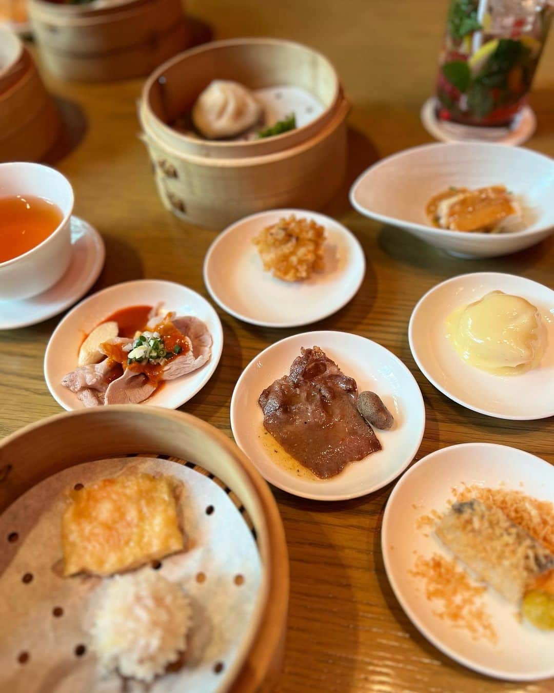 高倉絵理さんのインスタグラム写真 - (高倉絵理Instagram)「グランド ハイアット 東京の 中国料理「チャイナルーム」にご招待いただき、  可愛いアシスタントと 大人気の飲茶オーダーランチブッフェ  “タッチ オブ ハート”へ♡  @grandhyatttokyo   前菜、スープ、北京ダックの他 24種類の飲茶を好きなだけいただける 飲茶オーダーブッフェ。 今の時期は、大好きな上海蟹のメニューも多数あって幸せでした！  ポーションが小さめなので、少しずつたくさんの種類を食べられます。 私たちは全メニュー制覇して、さらにおかわりまでしました。  お気に入りは、 小籠包、海老のマヨネーズソース炒め、小柱の黒ゴマ炒飯。  素敵な空間の中美味しい飲茶をたくさんいただけて大満足のランチでした！  こちらでは、ツバメの巣など高級食材をつかったプレミアム点心3種がついたプランや オンライン予約では、ウェルカムドリンクやシャンパンを含むフリーフロー付のお得なプランもあるので是非チェックしてみてください♡  提供期間 通年（年末年始期間を除く） ランチ 11:30 ~ 14:30（土・日・祝日 ~15:00）  料金（税込・サービス料別） 飲茶オールユーキャンテイスト “タッチ オブ ハート” ¥ 8,800  📍 チャイナルーム 東京都港区六本木6-10-3 六本木ヒルズ　 グランド ハイアット 東京 6F @grandhyatttokyo   #PR #グランドハイアット東京 #グランドハイアット #grandhyatttokyo #grandhyatt #チャイナルーム #chinaroom #港区グルメ #六本木グルメ #六本木ランチ #飲茶ランチ #ランチブッフェ #六本木ヒルズ」10月25日 7時24分 - eri_t28
