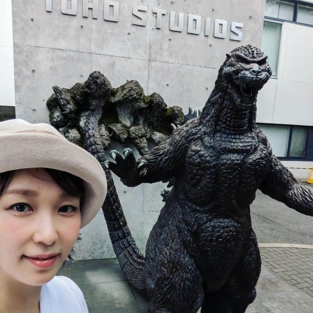 宮田愛子のインスタグラム：「【アナウンサー役を務めました】TBS放送の新ドラマ「マイホームヒーロー」（佐々木蔵之介さん主演）第1話  収録のあった東宝にて…ゴジラと会えて嬉しかったです✨」