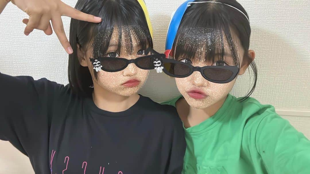 atukiyoのインスタグラム：「このエフェクトつけるとめっちゃ似てる👭  今日は学校行事で早い登校だった2人。 6年生ともなるとパパッと用意できて なんだか頼もしかったなー！ 朝からモリモリ食べて行きました👍  長女はもう３回起こしていますがいまだに起きません😤 みんなも学校頑張ってねー！！  _ _ _ _ _ _ _ _ _ _ _ _ _ _ _ _ _   ◽️YouTube◽️ ろこまこあこチャンネル ▶︎月、水、金曜日　17時〜 ▶︎ショート　16時〜  ろこチャンネル ▶︎木曜日　17時〜  ライブ配信 ▶︎火曜日　17時半〜  ◽️TikTok◽️ ろこまこあこ ▶︎ atukiyo0311 ろこ（母管理）▶︎ rocoz.0517rma  ◽️Instagram◽️ ろこ（母管理）▶︎ @rocoroco0517 まこ（母管理）▶︎ @macomacomacorun  あこ（母管理）▶︎ @acoacoaconz  _ _ _ _ _ _ _ _ _ _ _ _ _ _ _ _ _ _  #kidsfashion#三姉妹#youtube#youtuber#ろこまこあこ#キッズコーデ#小学生コーデ#jc2#js6#twins#双子#コーデ#kids」