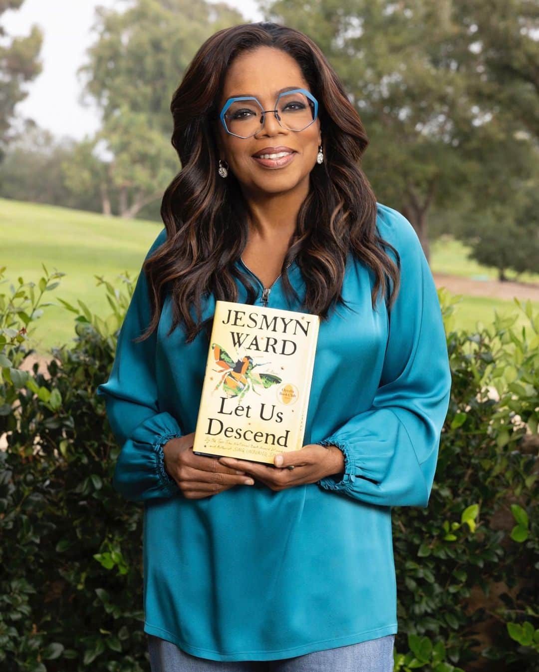 オプラ・ウィンフリーのインスタグラム：「My next @oprahsbookclub selection is “Let Us Descend” by @jesmynward. The novel tells the story of Annis, a young enslaved woman who is separated from her mother and sold South. Traveling from the Carolina rice fields to the New Orleans slave markets, Annis uncovers a hidden world of spiritual forces and African ancestor wisdom that help her survive the inhumanity she endures. I am a fan of all of Jesmyn’s work and her newest offering is vital work for our culture. Watch my full announcement over at @oprahsbookclub and get yourself a copy wherever you buy or download your books #ReadWithUs」