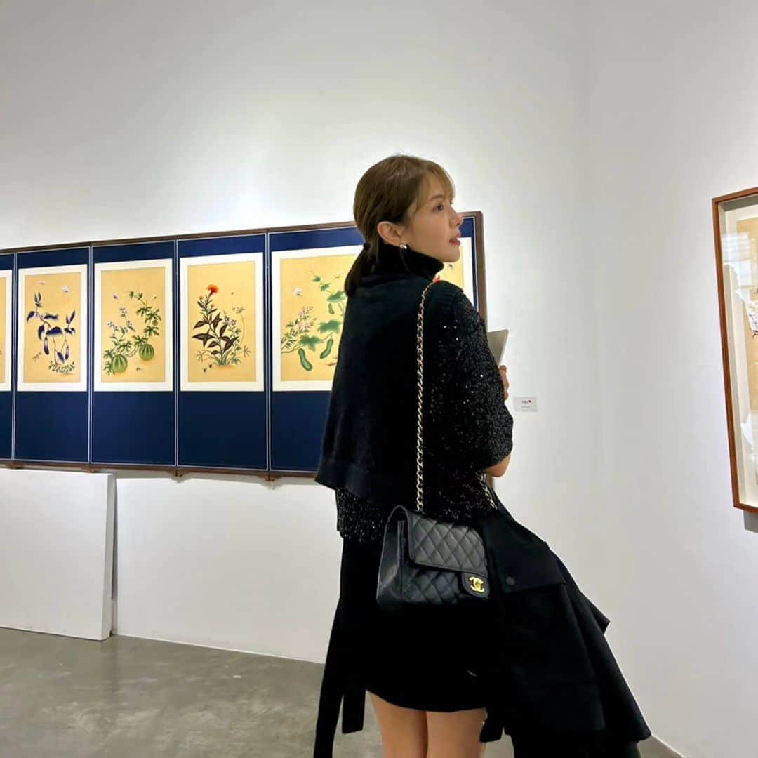 ユ・ハナのインスタグラム：「나물김밥을 먹으면서 고백한 날, 나랑 다른 모습의 언니랑 친해지고싶었다고.  늘 피사체에 대한 애정이 각별해 언니사진은 늘 맘에 드는 게 많다.  그리고 마산소녀는 압구정이 좋아서 서울을  온 것같은데 세상에 요즘 종로홀릭..🙊  더 추워지기전에, 꼭 다시가야할 곳!」