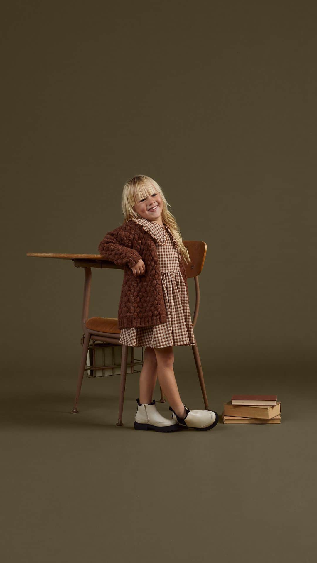 ケリー・マレーのインスタグラム：「5 fall looks to get you through the week! Which is your fave!? Quincy also wanted to make sure you all saw her first lost tooth ;)」