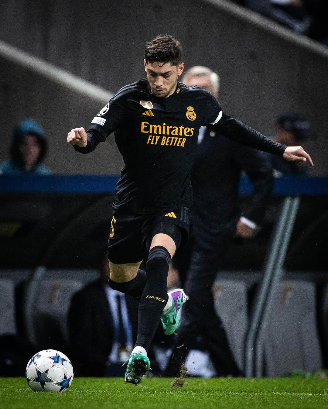 フェデリコ・バルベルデのインスタグラム：「Partido difícil que supimos sacar adelante con todo el esfuerzo del equipo 👊🏼👊🏼  @championsleague ⚡️」