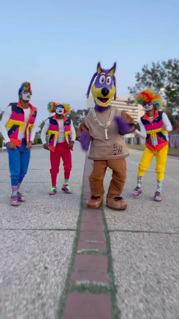 スヌープ・ドッグのインスタグラム：「Oh they Vibin’ 😂 🍭💪🏿@doggyland_kids @freshtheclownsss」