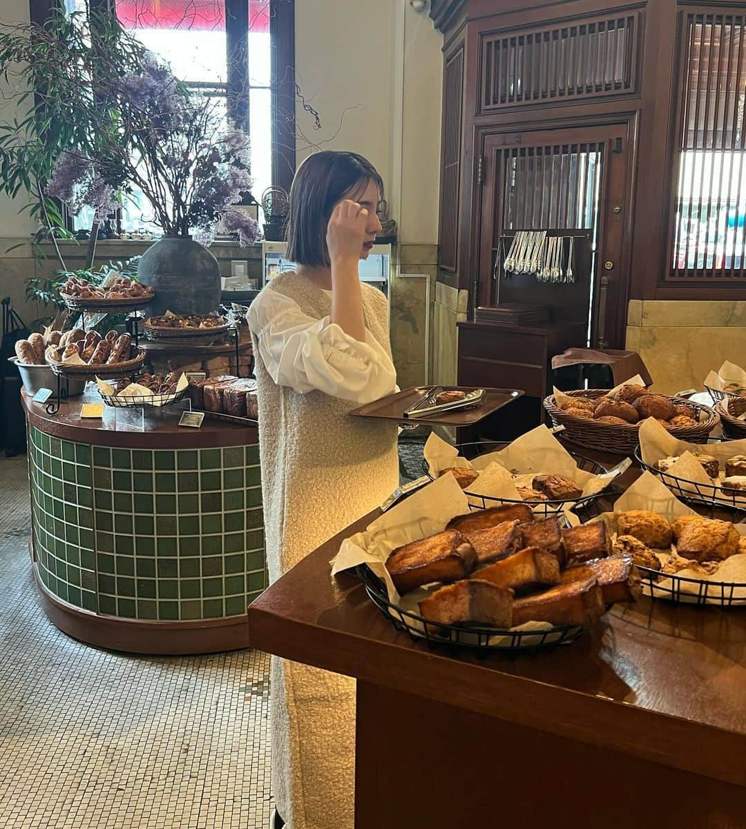 青野未来 / MikuAonoさんのインスタグラム写真 - (青野未来 / MikuAonoInstagram)「. . 🥐🥐🥐  @911erika と🍴🍳  #ootd op @classicalelf_official  blouse @blanc_official.jp  . . #classicalelf #クラシカルエルフ#エルフコーデ#タイアップ#関西ママ#ママコーデ #zozotown#zozo#zozotown購入品」10月25日 7時43分 - miiikunkun